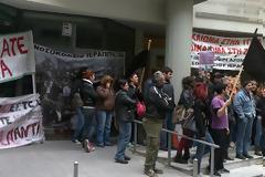 Πρωινά συνθήματα στη ΔΥΠΕ - Συνεχίζουν την κατάληψη οι Λασιθιώτες