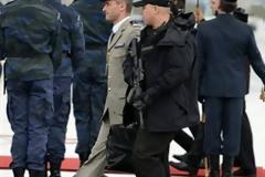 Ο Ολάντ έφερε μαζί του και... κωδικούς πυρηνικών