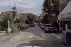 Πάτρα: Δεκάδες μαθητές περνούν καθημερινά πό τον δρόμο χωρίς πεζοδρόμιο...