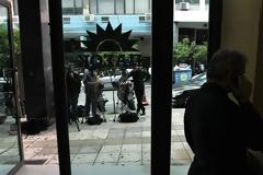 ΠαΣοΚ: Θλιβερά επεισόδια με ύβρεις και... ιπτάμενα τασάκια
