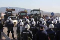 Πολύτεκνη άπορη οικογένεια βρήκε συμπάρασταση από διμοιρία των ΜΑΤ..!!!