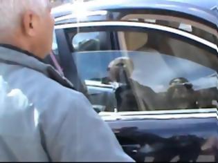 Φωτογραφία για Συμβαίνει στην Κύπρο: Δικαστικοί κλητήρες κατεβάζουν υπουργούς από τα οχήματά τους για να τα κατασχέσουν!