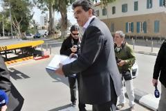 Ήθελαν να κατασχέσουν το αυτοκίνητο του υπουργού Εμπορίου ενώ ήταν μέσα!