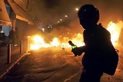 ΣΥΜΒΑΙΝΕΙ ΤΩΡΑ: Μολότοφ στο Αστυνομικό Τμήμα Εξαρχείων