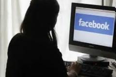 Οι γονείς κατασκοπεύουν τα παιδιά τους μέσω facebook
