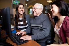 Οι ηλικιωμένοι διαβάζουν ευκολότερα από tablet