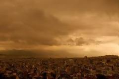 Πνίγηκε το λεκανοπέδιο από καταιγίδες και αφρικανική σκόνη - Bελτίωση από το μεσημέρι