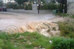 Δείτε την εικόνα που μας στέλνει αναγνώστρια από ρέμα - χείμαρο εξω από δημοτικό σχολείο