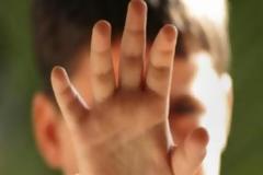Χανιά: Ανατριχιαστικές περιγραφές για το αγόρι που έδεναν με αλυσίδα οι γονείς του
