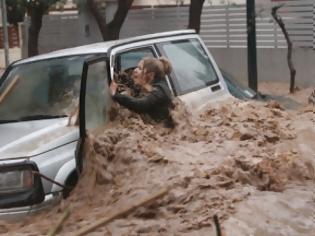 Φωτογραφία για Λεπτό προς λεπτό η διάσωση της γυναίκας που εγκλωβίστηκε στο αυτοκίνητό της - Συγκλονιστική η αυτοθυσία των συμπολιτών που κυριολεκτικά της έσωσαν τη ζωή