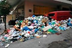 Τρίπολη: Πέταξαν σκουπίδια στην είσοδο δημαρχείου