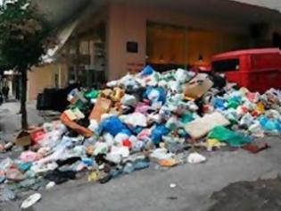 Φωτογραφία για Τρίπολη: Πέταξαν σκουπίδια στην είσοδο δημαρχείου