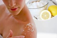 Απολέπιση σώματος: Σπιτικό scrub με λεμόνι και ζάχαρη