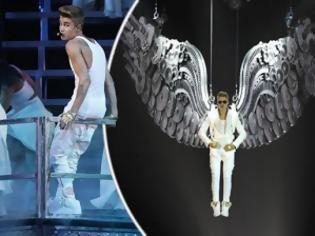 Φωτογραφία για Εντυπωσίασε ως φτερωτός άγγελος στη συναυλία του