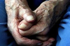 Ένοπλοι κουκουλοφόροι λήστεψαν 75χρονο