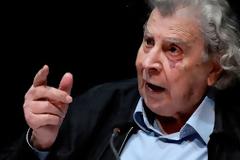 Μίκης Θεοδωράκης: «Είμαστε μισό μέτρο από την πηγή και δεν πίνουμε νερό»