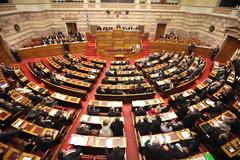 Όποιος στην ξέρα περπατεί και θάλασσα γυρεύει, ο διάβολος οπίσω του, κουκιά του μαγειρεύει!