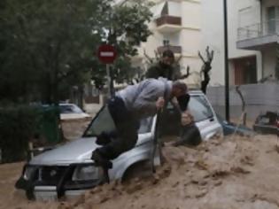 Φωτογραφία για Συγκλονιστική μαρτυρία: Ετσι έσωσα τη γυναίκα «του ασημί τζιπ» από τον χείμαρρο