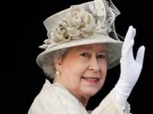 Φωτογραφία για Aπίστευτο. Η βασίλισσα Ελισάβετ ζεσταίνεται με σόμπα (ΦΩΤΟ)