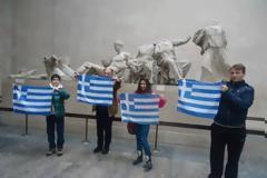 Μαθητές ύψωσαν ελληνικές σημαίες μέσα στο Βρετανικό Μουσείο
