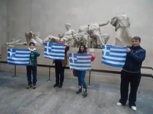 Φωτογραφία για Μαθητές ύψωσαν ελληνικές σημαίες μέσα στο Βρετανικό Μουσείο