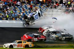 Τραυματισμός 28 θεατών από ατύχημα σε αγώνα Nascar!
