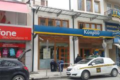 Αυτοκίνητο « μπούκαρε» στην... τράπεζα Κύπρου στα Τρίκαλα!