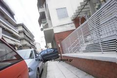 Μερτσεντάκιας έφραξε το πεζοδρόμιο στα Τρίκαλα