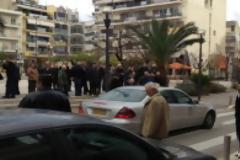 Επίθεση σε βάρος αστυνομικών στην πλατεία Δημοκρατίας στο Αγρίνιο
