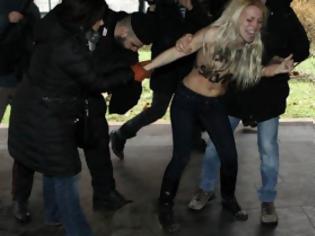 Φωτογραφία για Γυμνόστηθη... επίθεση στον Μπερλουσκόνι - Δείτε video