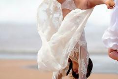 Παπαράτσι: Τα sexy ανοίγματα στην άμμο κορυφαίου μοντέλου!!