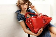 Κόκκινη τσάντα: Νέα τάση που αναβαθμίζει το look