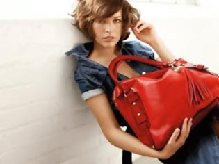 Φωτογραφία για Κόκκινη τσάντα: Νέα τάση που αναβαθμίζει το look