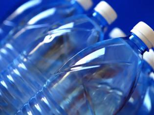 Φωτογραφία για Πίνετε από πλαστικά μπουκάλια; Ξανασκεφτείτε το!