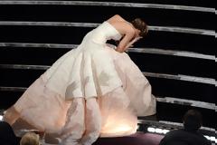 Jennifer Lawrence: Έπεσε, την ώρα που πήγε να παραλάβει το Oscar Α΄Γυναικείου Ρόλου!(VIDEO)