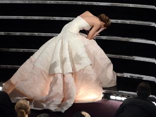 Φωτογραφία για Jennifer Lawrence: Έπεσε, την ώρα που πήγε να παραλάβει το Oscar Α΄Γυναικείου Ρόλου!(VIDEO)