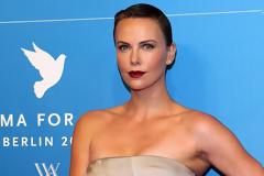 To ευέλικτο chic στυλ της Charlize Theron