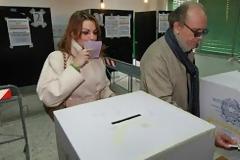 Η αρραβωνιαστικιά του Σίλβιο φίλησε το ψηφοδέλτιο πριν το ρίξει