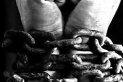 Ελεύθεροι οι Αλβανοί που αλυσόδεναν το γιο τους