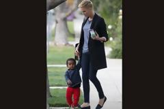 Charlize Theron: Στην παιδική χαρά με τον γιο της, Jackson