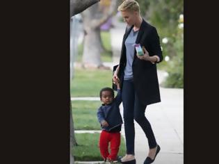 Φωτογραφία για Charlize Theron: Στην παιδική χαρά με τον γιο της, Jackson