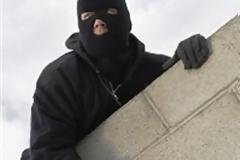 Αίγιο: Οι κλέφτες σκαρφάλωσαν στον πρώτο όροφο και μπήκαν από το παράθυρο