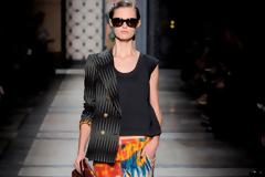Το μαύρο t-shirt στο look σας