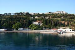 Κατεδαφίζεται το πρώην απεντομωτήριο στο λιμάνι του Αιγίου-Εκποιούνται τα μεταλλικά στοιχεία του κτιρίου