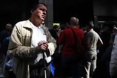 Διαμαρτυρία τυφλών έξω από το ΥΠΟΙΚ
