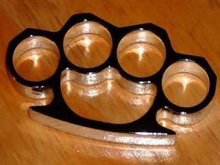 Φωτογραφία για Κέρκυρα: Κυκλοφορούσε με... σιδερογροθιά