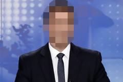 Παρουσιαστής ετοιμάζεται να ανέβει τα σκαλιά της εκκλησίας