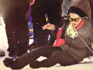 Φωτογραφία για Ελένη Μενεγάκη: Η βόλτα και η τούμπα της στα χιόνια! - Δείτε φωτο