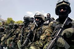 Η χώρα καίγεται και οι έμποροι όπλων της κυβέρνησης ...χτενίζονται