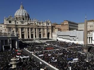 Φωτογραφία για Μεγάλα πλήθη στο Βατικανό για την τελευταία εμφάνιση του Πάπα Βενέδικτου